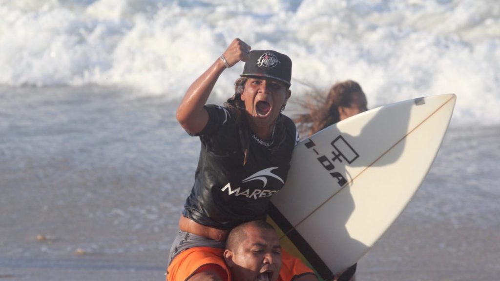 Campeã de surfe morre atingida por um raio enquanto treinava na praia