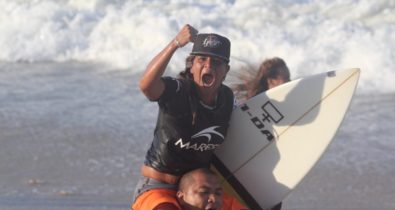 Campeã de surfe morre atingida por um raio enquanto treinava na praia