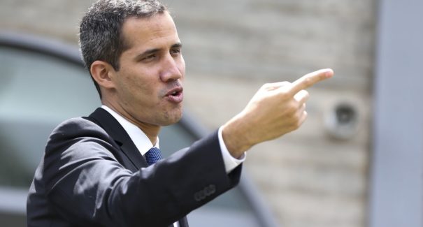 Em transmissão ao vivo, Juan Guaidó convoca mobilização