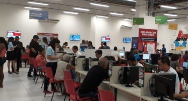 Fazer compras ou quitar dívidas?