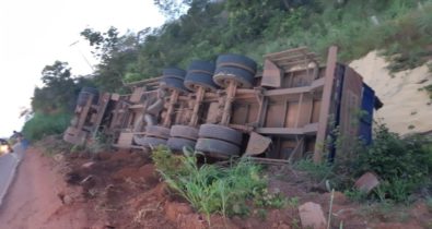 Carreta carregada de soja tomba ao desviar de buraco na BR-230