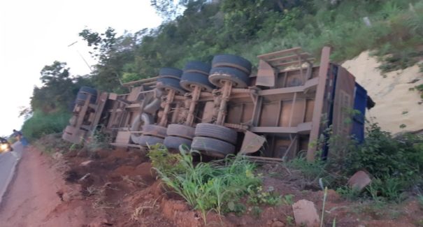 Carreta carregada de soja tomba ao desviar de buraco na BR-230