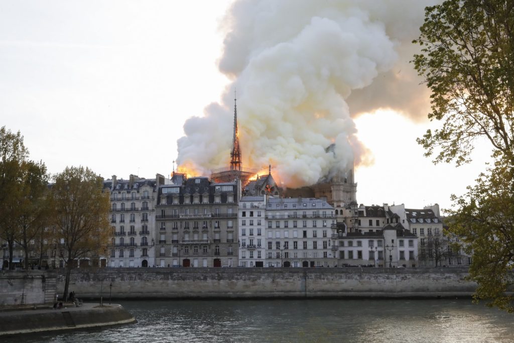 URGENTE: Incêndio atinge Catedral de Notre-Dame