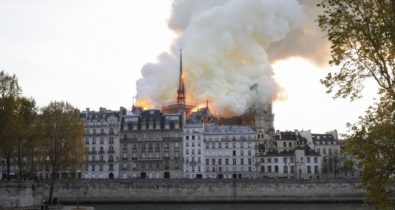 URGENTE: Incêndio atinge Catedral de Notre-Dame