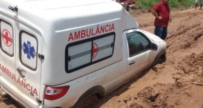 Após ambulância atolar na estrada, mulher grávida perde gêmeos