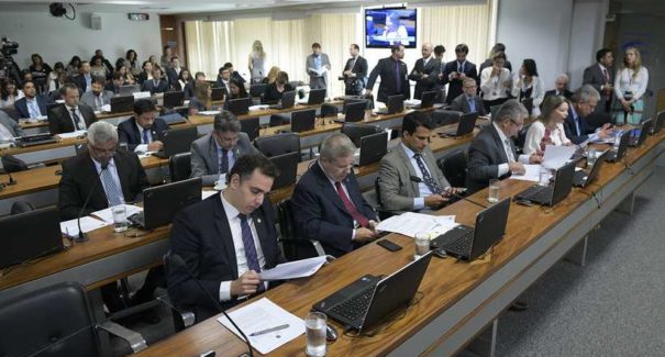 Cota para candidaturas femininas é mantida pelo Senado