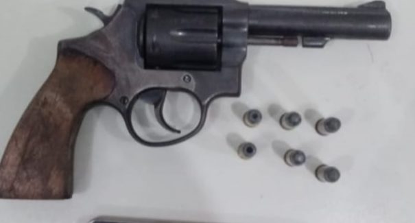 Homem é preso após tiroteio entre facções rivais