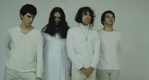 Banda Alkalines lança nova música de trabalho