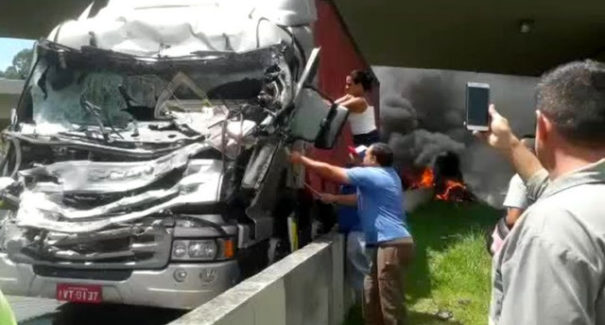 Fotografar acidentes e não prestar socorro? Pode virar crime