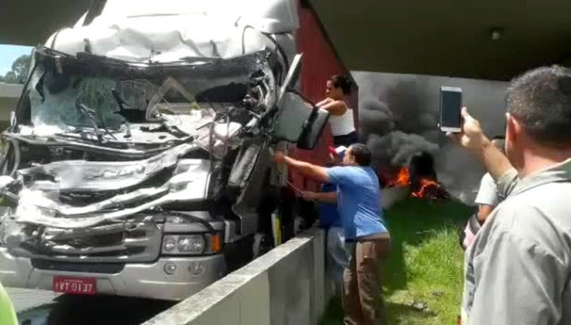 Fotografar acidentes e não prestar socorro? Pode virar crime