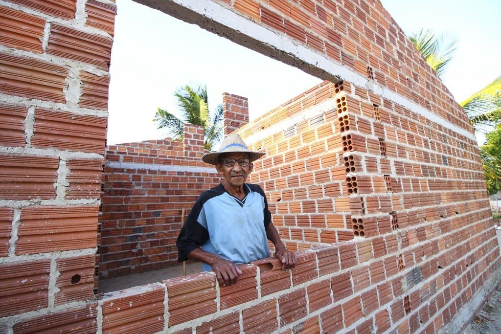 Programa do Governo entrega 5 mil reais para famílias carentes