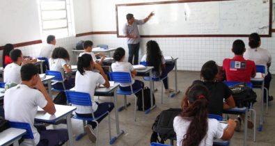 Governo lança edital com 737 vagas para ampliação de jornada para professores