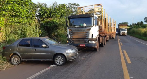 Motorista perde controle do veículo ao passar por buraco na BR 010