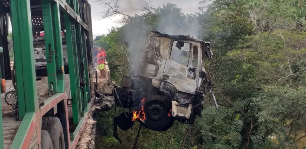 Carreta bate em ponte, pega fogo e uma pessoa morre na BR-316/MA