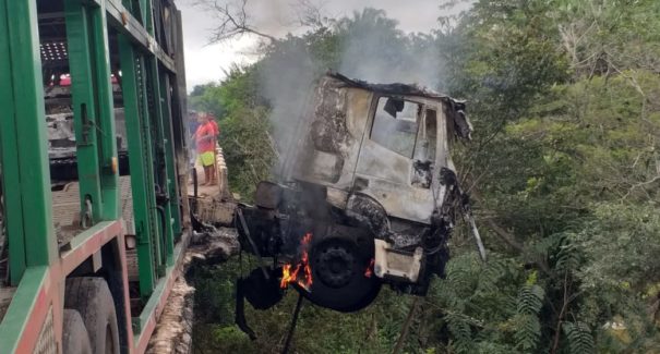 Carreta bate em ponte, pega fogo e uma pessoa morre na BR-316/MA