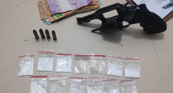 Polícia apreende arma de fogo e cocaína em Davinópolis