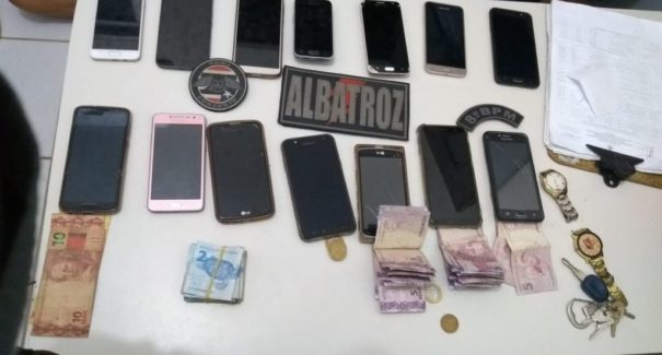 Polícia recupera 14 celulares com suspeitos de assalto a ônibus