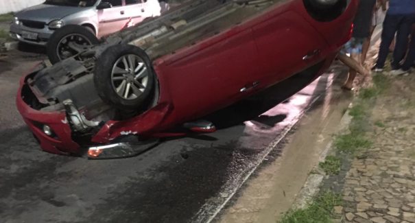 Motorista embriagado capota carro na Avenida Litorânea, em São Luís