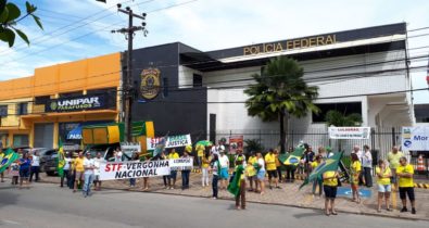 Manifestantes protestam a favor da Lava-Jato em frente à PF de São Luís