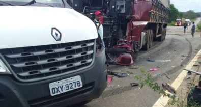 Acidente entre van e carreta deixa 7 mortos na BR-226 em Caxias