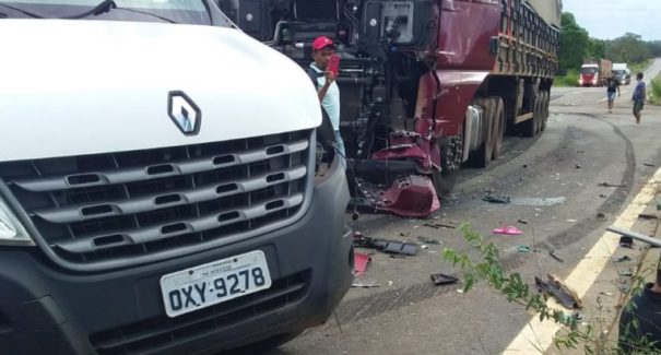 Acidente entre van e carreta deixa 7 mortos na BR-226 em Caxias
