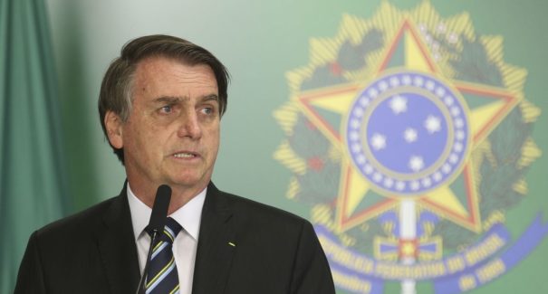Bolsonaro cria 13º salário para o Bolsa Família
