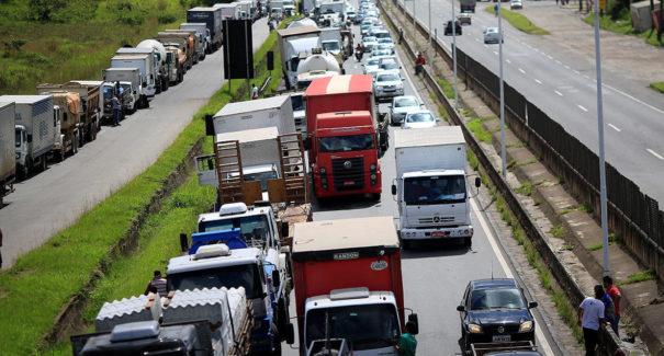 Risco de greve nacional de caminhoneiros volta a pressionar o governo após alta do diesel