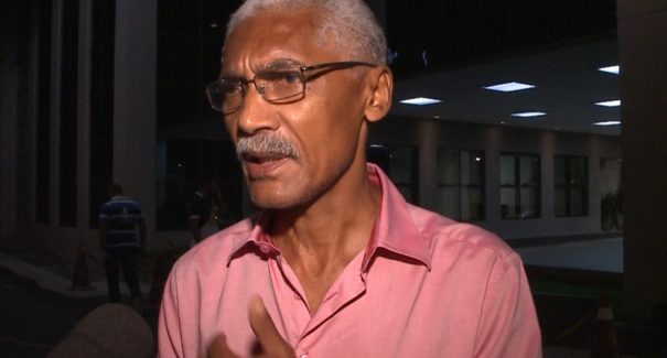 Clima tenso entre Domingos Dutra e professores em Paço do Lumiar; veja o vídeo