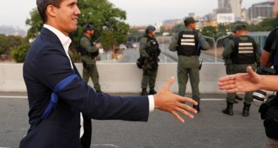 Líder da oposição Juan Guaidó tem apoio de militares na Venezuela