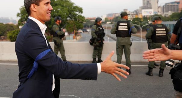 Líder da oposição Juan Guaidó tem apoio de militares na Venezuela
