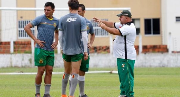 Técnico Julinho Camargo expulsa o atacante Samurai
