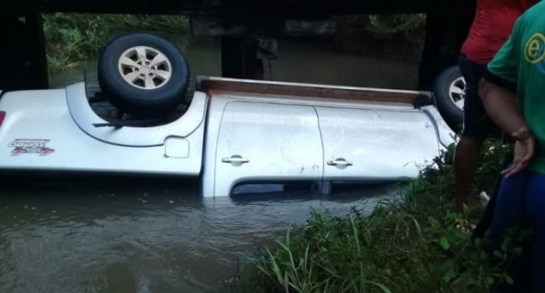 Caminhonete cai em rio e homens morrem afogados