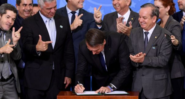 Em novo decreto, Bolsonaro autoriza adolescentes a praticar tiro desportivo