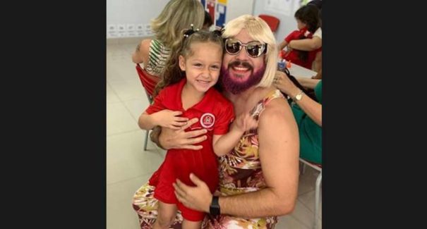 Em Goiânia, viúvo atende pedido da filha e se fantasia de mãe em festa