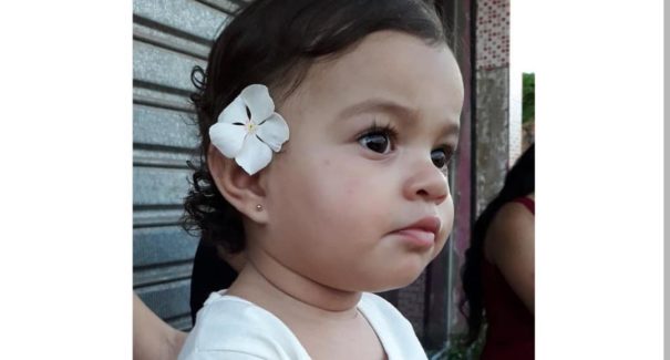 Criança de um ano morre afogada na piscina de casa