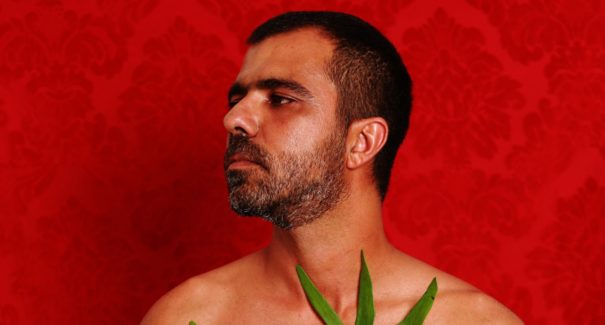 Claudio Lima canta com a lira em novo show