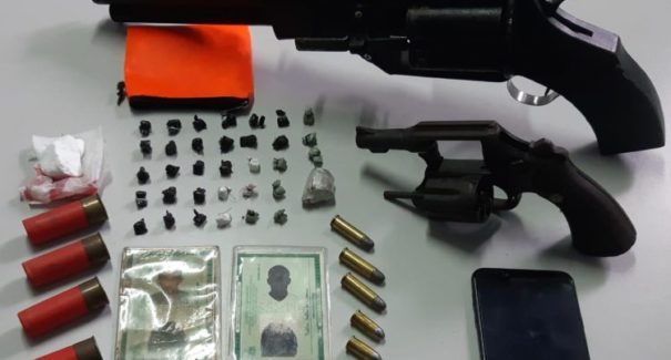 Polícia Militar apreende armas e drogas na Vila Embratel