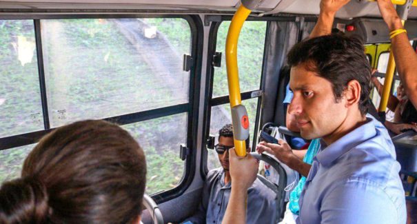 Duarte Jr faz trajeto de ônibus para conhecer de perto a realidade do transporte coletivo em São Luís