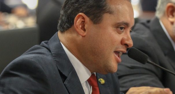 Taxa de religação de água e luz deve ser proibida