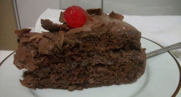 Receita de Pão de ló de chocolate com recheio e cobertura