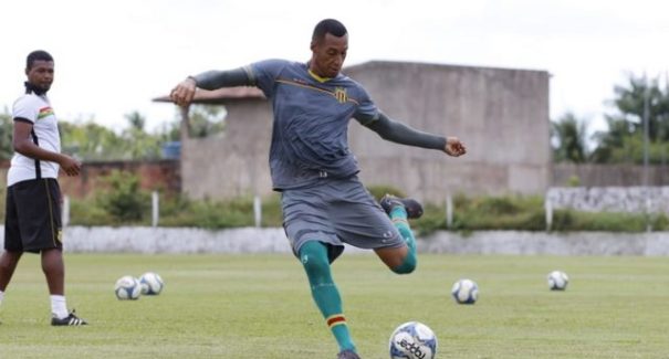 Sampaio reclama da CBF por conta de atraso em viagem para São Paulo