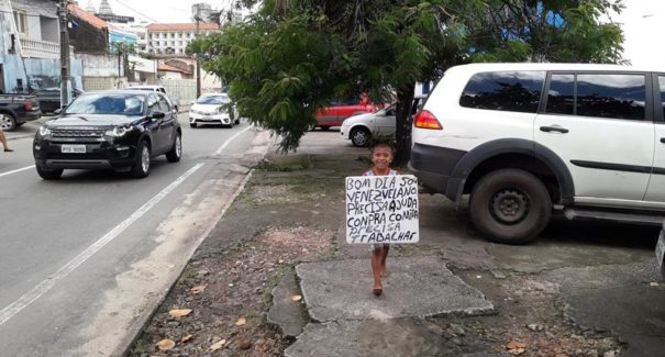 Venezuelanos fogem da crise e esmolam em sinais de São Luís