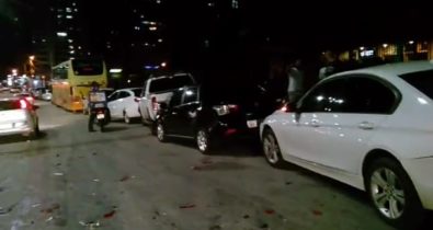 Engavetamento com pelo menos seis carros causa transtornos na Av. dos Holandeses; veja fotos e vídeos