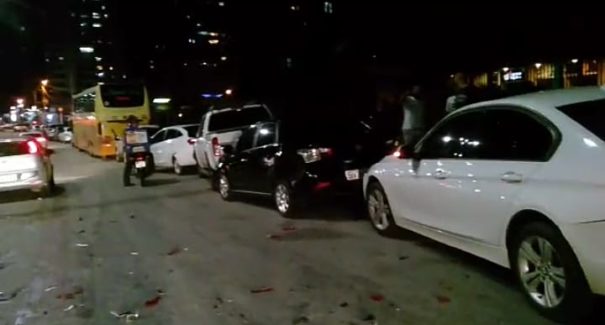 Engavetamento com pelo menos seis carros causa transtornos na Av. dos Holandeses; veja fotos e vídeos