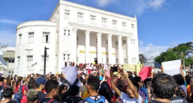 Paralisação na educação: manifestantes protestam contra cortes em São Luís