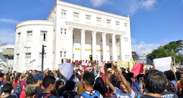 Paralisação na educação: manifestantes protestam contra cortes em São Luís