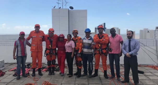 Bombeiros fazem resgaste de duas pessoas que estavam penduradas em um edifício em São Luís