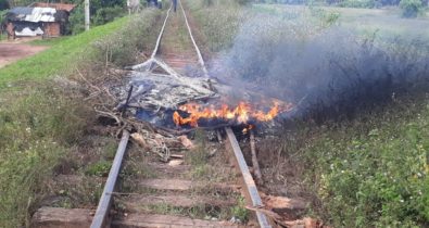 Moradores da Vila Maranhão arrancam e incendeiam trilhos de ferrovia em protesto