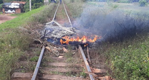 Moradores da Vila Maranhão arrancam e incendeiam trilhos de ferrovia em protesto