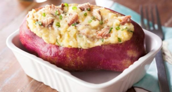 Batata doce recheada com sardinha e requeijão